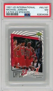 1997 UD International Catch 23 adesivo #MJ167 MICHAEL JORDAN PSA 7 quasi nuovo - Foto 1 di 2