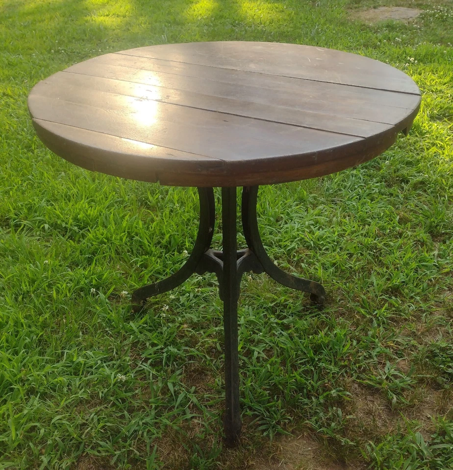 Antigua Mesa Industrial de Hierro Base Tri-Pod Redonda Tapa de Madera Antigua Mesa de Taberna Foto 1 de 4
