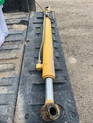 Minicargadora de orugas John Deere CT332 AH210326 cilindro de pluma elevadora hidráulica Foto 1 de 4