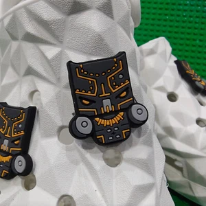 Black Panther Schuh-Anhänger - lustiges & robustes Accessoire für Clogs, Slipper - Bild 1 von 7