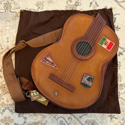 NUEVO CON ETIQUETAS-Pratesi Firenze-Bolso de cuero con forma de guitarra-Italiano-Acentos de parche-Correa Foto 1 de 4