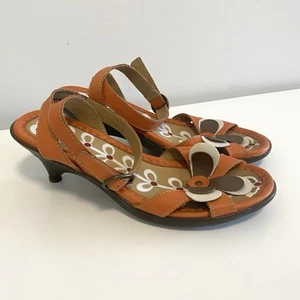 Sandali Fly London arancione tacco a gattino in pelle taglia 39 US8,5 fiore natura artistica - Foto 1 di 16