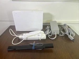 Consola Nintendo Wii RVL-001-BLANCA, cables, control remoto, portabrocas monjas, tarjeta SD - Probada - Imagen 1 de 17