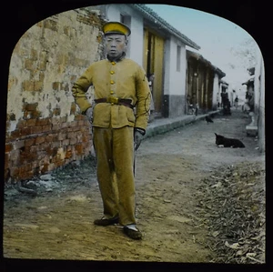 CHINESE POLICEMAN IN NATIVE CITY CHINA C1920 ANTIQUE Magic Lantern Slide PHOTO - Picture 1 of 3