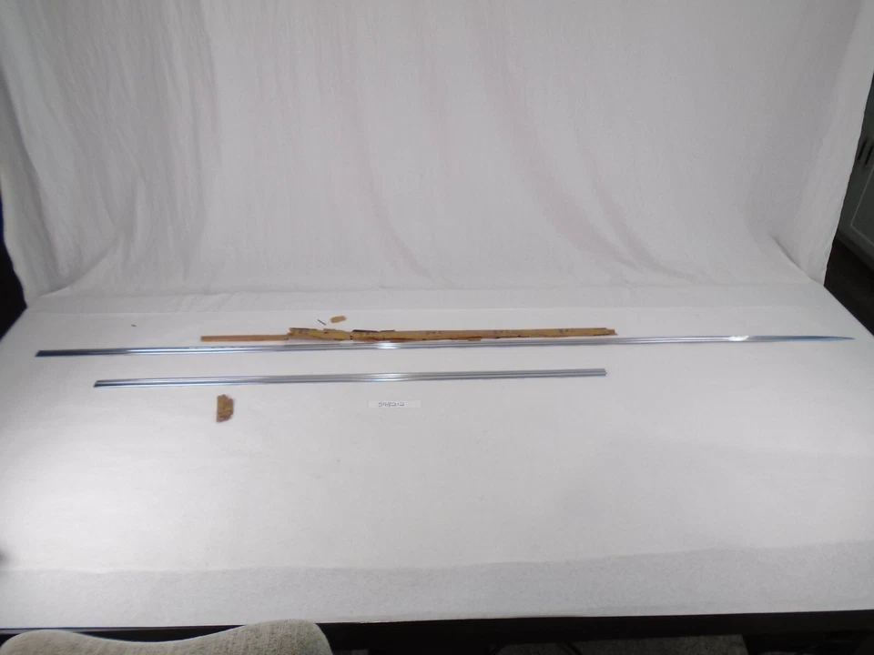 Oldsmobile Super 88 1961 dos puertas cuarto trasero moldura y moldura de puerta NOS Foto 1 de 4