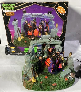 Villaggio di Halloween Lemax Spooky Town ~ CONGREGA DELLE STREGHE ~ illuminato e animato - Foto 1 di 12