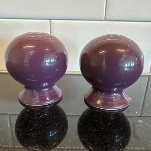 Fiestaware Heidekugel Salz & Pfefferstreuer im Ruhestand lila Kugel mit Stopfen - Bild 1 von 14