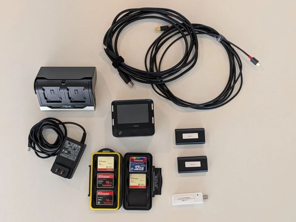 Parte posterior digital Phase One IQ3 100MP con baterías, cargador, tarjetas CF, cables M645 Foto 1 de 4