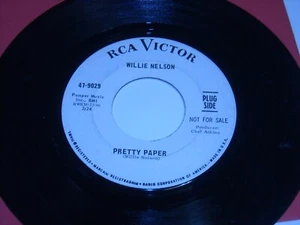 CHRISTMAS 45, WILLIE NELSON.  PRETTY PAPER /  WHAT A MERRY XMAS THIS COULD BE. - Picture 1 of 2