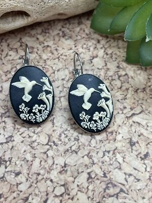 Brincos camafeu beija-flor preto fio francês festa de casamento mãe ANIVERSÁRIO - Imagem 1 de 4