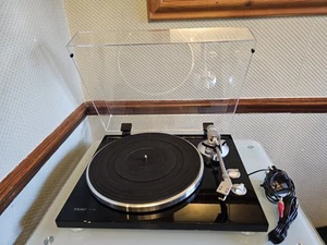 TEAC TN-300 Turntable - Picture 1 of 19