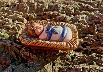 THUN - GESù BAMBINO nella MANGIATOIA con FASCE BLU -  PRESEPE GIUBILEO 2000  - Immagine 1 di 4