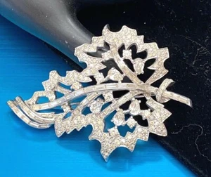 SPARKLING SIGNED JOMAZ BAGUETTE & PAVE' CRYSTALS RHODIUM LEAF BROOCH JB6 - Picture 1 of 7