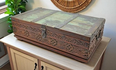 Antiguo cofre del tesoro de madera original antiguo tallado a mano metal equipado Foto 1 de 4