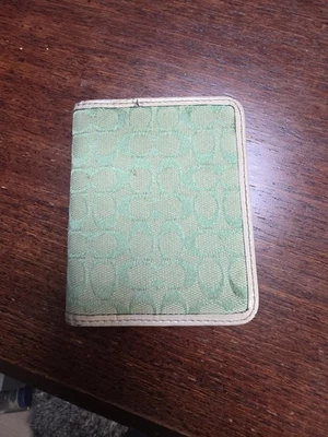 Estuche de identificación Coach Mini delgado para hombre portatarjetas firma recubierto logotipo verde Foto 1 de 4