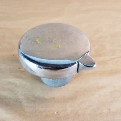 Оригинальная хромированная крышка топливного бака Triumph TR4 от оригинального производителя - Изображение 1 из 4