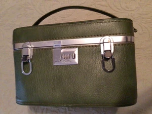 Vintage VENTURA Silhouette AVOCADO GREEN Train Travel Case Cosmetic Luggage VGC - Picture 1 of 7