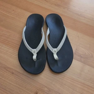 Olukai Ho'opio weiße Leder Sandalen Flip Flop Riemen schwarze Sohle US 8 EU38 - Bild 1 von 10