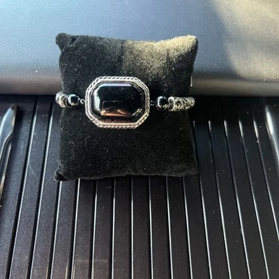 Brazalete elástico imitación ónix piedra negra tono plata filigrana Foto 1 de 4