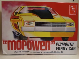 AMT #1473 SCALA 1/25 MOPOWER PLYMOUTH AUTO DIVERTENTE NUOVO IN SCATOLA DANNEGGIATA - Foto 1 di 3