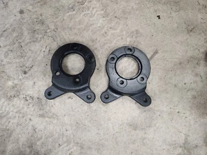 Triumph Late Tr4 TR4A TR250 TR6 Right & left Caliper Mounting Plates - Picture 1 of 2