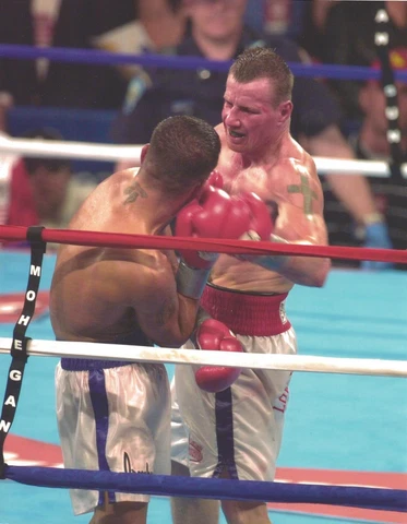 MICKY WARD & ARTURO GATTI 8X10 PHOTO BOXING PICTURE CLOSE RING ACTION Cover
