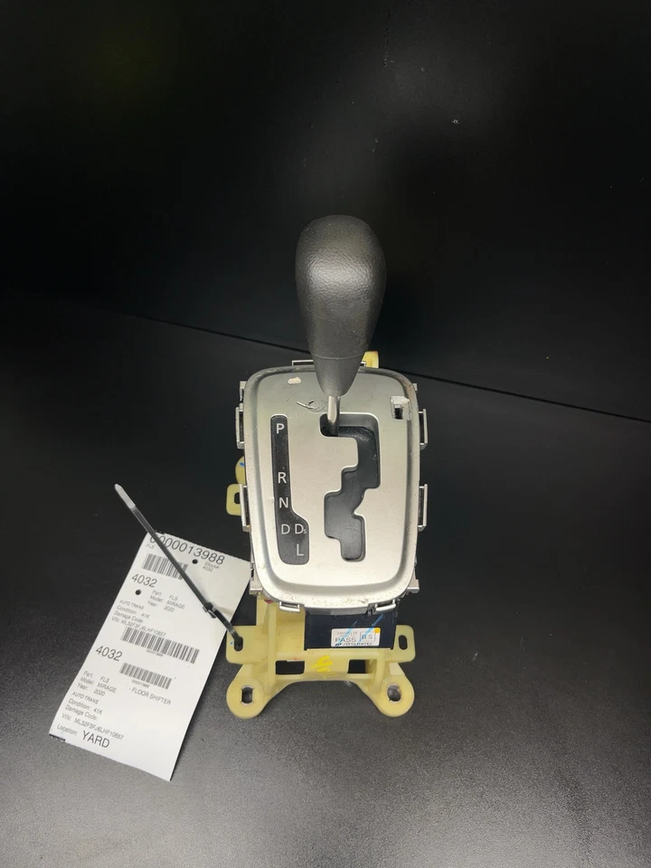 Palanca de cambios de piso 20 MITSUBISHI MIRAGE Foto 1 de 4