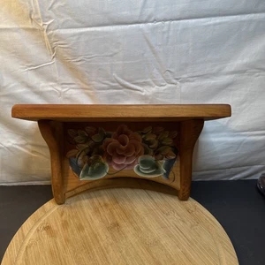 Pequeño estante de pared de madera con diseño floral dos clavijas núcleo de granja/casa de campo decoración - Imagen 1 de 7