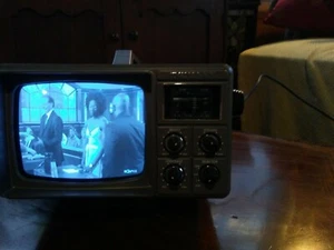 Televisión portátil vintage Bentley modelo 100C con pantalla de 5"" casi como nueva con caja - Imagen 1 de 12