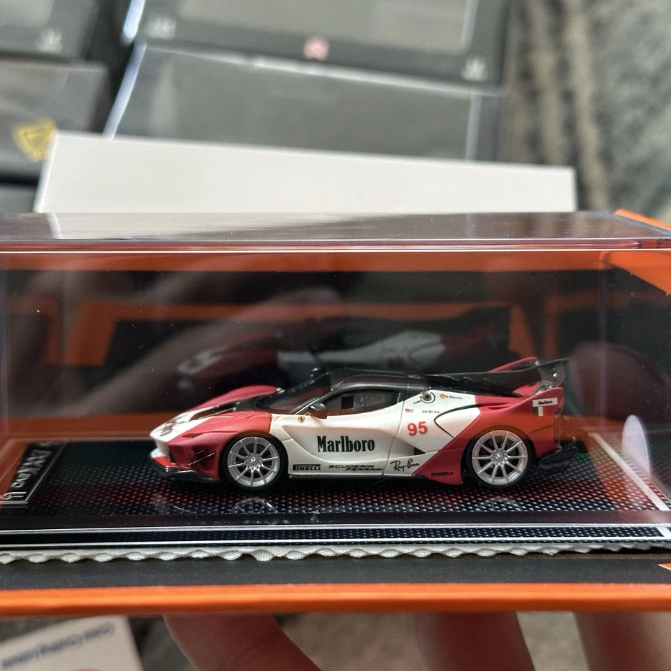 Coche modelo de resina U2 1/64 Ferrari FXXk Evo Marlboro Foto 1 de 1
