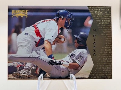 1997 Pinnacle Mike Piazza baseball card #103 Los Angeles Dodgers HOF - Image 1 of 2