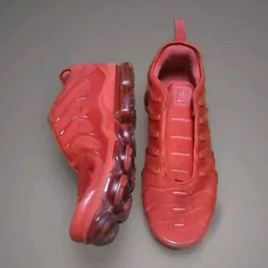 Taglia 10 - Nike Air VaporMax Plus Triple Red CW6973-600 *Tacco interno (RH)* - Foto 1 di 15
