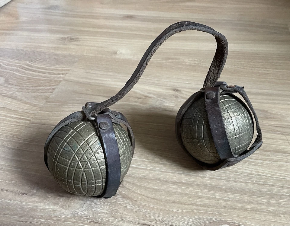 Ancienne paire de boules lyonnaises en Bronze Ou Laiton + lanière en cuir - Photo 1/1