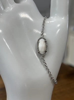 Brazalete de cadena de plata ajustable Kendra Scott Elaina en carcasa blanca Foto 1 de 4