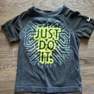 Boys Size Small 4/5 The Nike Tee Just Do it Short sleeve T-shirt Athletic cut - Picture 1 of 2