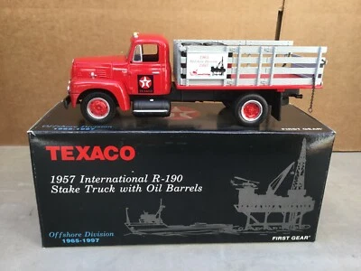 1/34 1ST GEAR 1957 INTERNATIONAL R-190 TEXACO STAKE & OIL BARRELS RED 18-2300 - Image 1 of 4