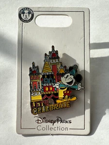 Disney Winking Mickey's 90th Celebration - Let's Celebrate Small World Pin NEW - Imagen 1 de 3