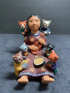 Estatuilla de cerámica hecha a mano arte popular niña narradora peruana vintage con gatos - Imagen 1 de 7