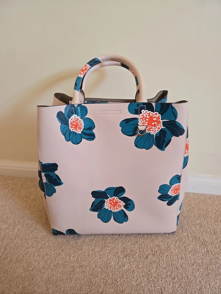 Banana Republic Women's Leather Tote Bag. - Image 1 of 4