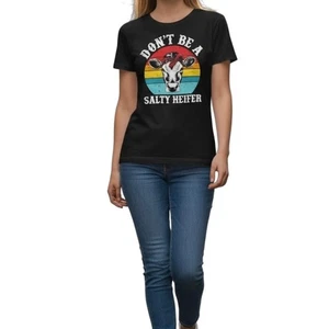 Gildan Damen Don’t Be A Salty Heifer Graphic T-Shirt M Schwarz Kurzarm Rundhals - Bild 1 von 6