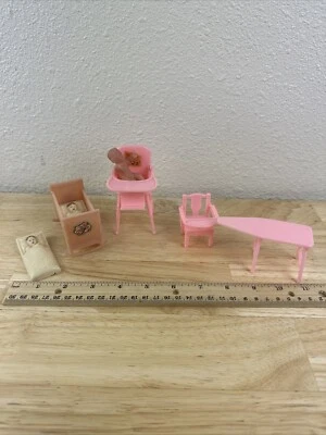 Renwal Miniatura Casa de Muñecas Rosa Lote, Trona, Tabla de Planchar, Cuna, Bebés Foto 1 de 4