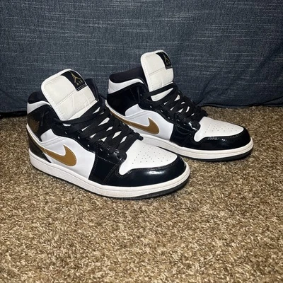 Nike Hombre Talla 11 - Jordan 1 Mid SE Patente Negro Dorado Foto 1 de 4