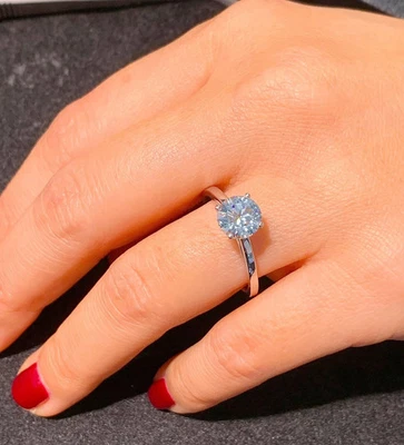 Anillo solitario de oro blanco sólido de 14 K con diamantes redondos I/VS1 naturales certificados de 0,70 quilates I/VS1 Foto 1 de 4