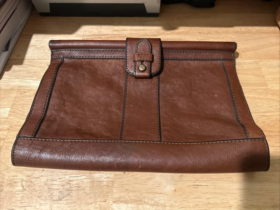 Bolso sin asas de cuero marrón fósil sobre magnético Foto 1 de 4