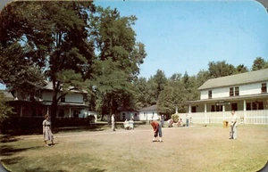 ONEKAMA, MICHIGAN LODGE POSTCARD Glenwood Lodge, Kids Playing Croquet - Picture 1 of 2