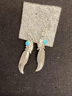 Pendientes colgantes nativos americanos de imitación de plata y pluma turquesa Foto 1 de 3