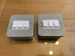 2x Schneider Metal Clad 3 Gang 2 Way Light Switch 10AX - Picture 1 of 2