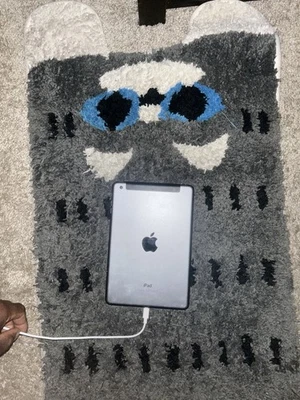 Broken iPad Unlocked - Image 1 of 4