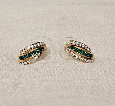 Pendientes de aro triple medio imitación esmeralda y pedrería blanca tono dorado 0,5" Foto 1 de 4