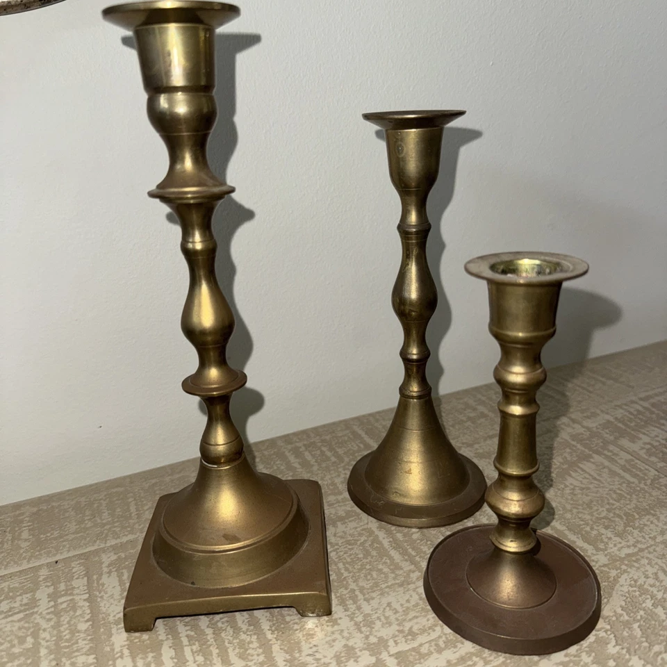 Juego 3 Candelabros de Latón Candelabros Vintage Cottagecore Anthropology Vibes Foto 1 de 3